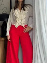 Pantalon de silueta amplia y tiro medio, de color celeste, con bolsillos laterales y traseros, ideal para los dias de verano.