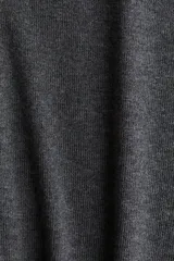 Top de punto fino color gris oscuro, de manga larga y cuello alto.