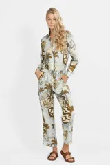 Pantalón largo de corte holgado con cintura elástica y estampado de palmeras, flores y leopardos.