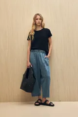 Remera color rosa claro de manga corta y cuello redondo.