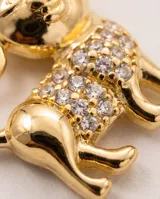 Collar de bronce con cadena fina y dije colgante en forma de gato con el cuerpo cubierto de circonias brillantes.