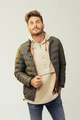 Campera acolchada tipo puffer en color verde oscuro, con cierre frontal y diseño ligero.