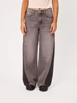 Jeans wide leg de tiro medio con diseño de pierna ancha, lavado azul claro en el frente y franjas laterales en tono azul oscuro contrastante. Confeccionado en algodón.