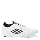 Championes de fútbol 11 Umbro modelo Legend, color negro con detalles en blanco. Presentan una estructura de cuero sintético con costuras reforzadas en la puntera, cierre con cordones y suela con tacos para césped natural.