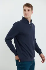 Remera de manga larga con medio cierre metálico frontal y cuello alto. Confeccionada en tejido de punto acanalado, cuenta con puños y ruedo elastizados.