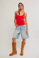 Musculosa de punto acanalado blanca con ribetes azules en contraste en el escote y sisas, de calce ajustado y largo corto.