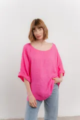 Blusa de lino color verde oliva, de corte amplio y relajado, con escote redondo y mangas 3/4 remangadas.