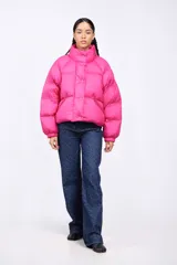 Campera puffer corta, oversize y abullonada color fucsia.