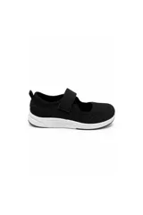 Zapatilla Kiki de mujer, color negro, con diseño tipo Mary Jane, cierre de tira con velcro en el empeine y suela blanca amortiguada.