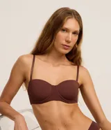 Soutien strapless estructurado de microfibra, con copas preformadas y laterales reforzados para mayor soporte. Incluye tirantes finos extraíbles y ajustables.