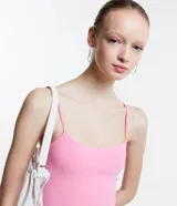 Vestido corto color rosado, de escote recto, con breteles finos y confeccionado en algodón con elastano.