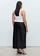 Falda midi evasé de tejido satinado color negro, con tiro medio y cintura elástica sin cierre.