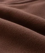 Buzo abierto de hombre confeccionado en tejido sherpa color marrón, con cuello alto, cierre frontal completo y bolsillos laterales. Presenta un diseño de calce regular con acabado interior polar para mayor abrigo.