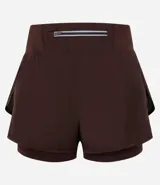 Bermuda deportiva tipo runner, color verde menta, confeccionada en microfibra con cintura elástica. Tiene un corte holgado y bajo redondeado.