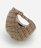 Gorra de béisbol con visera curva, confeccionada en tejido de poliéster con estampado de cuadros tipo pied de poule en tonos tierra y verde. Cuenta con ajuste en la parte trasera.