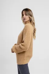 Sweater negro de tejido de punto grueso, con cuello alto y mangas largas.