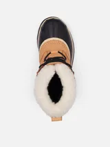 Bota de invierno Sorel modelo Caribou, confeccionada en nubuck impermeable color tostado con base de goma vulcanizada negra. Cuenta con cordones frontales, cuello con forro de pelo sintético y construcción con costuras selladas para mayor protección contra la nieve.