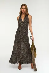 Vestido largo de viscosa con estampado paisley en tonos oscuros, escote en V pronunciado, diseño sin mangas y falda fluida con vuelo.