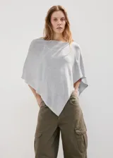 Poncho gris de punto con diseño asimétrico de capa, cuello barco y mangas tres cuartos.
