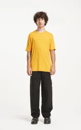 Remera básica de manga corta, calce regular slim fit, color azafrán (amarillo mostaza). Presenta un recorte en la espalda.