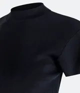 Blusa de punto color celeste, con cuello alto, manga corta y malla texturizada.