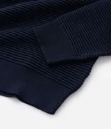 Suéter de punto para hombre con cuello redondo y manga larga. Presenta un diseño combinado con una parte superior lisa y una parte inferior con canalé texturizado horizontal. Marca Marfinno.