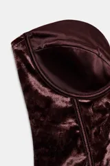 Corsé con aros confeccionado en tejido de terciopelo, con diseño de hombros descubiertos y cierre de cremallera oculta.