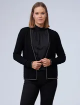 Cardigan tejido negro con ribete de cadena dorada.