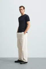 Camiseta slim fit de manga corta y cuello redondo, confeccionada en tejido de algodón con elasticidad.