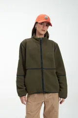 Buzo verde militar de poliéster con textura sherpa, cuello alto, cierre frontal y ribete en contraste azul marino.