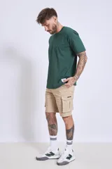 Bermuda color beige con bolsillos cargo laterales.