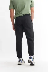 Pantalón de jogging verde militar de felpa, con cintura elástica y puños ajustados.