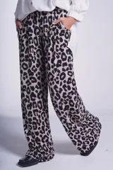 Pantalón de lanilla soft con estampado animal print y elástico en la cintura.