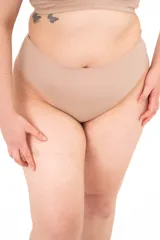Bombacha básica de tiro alto color nude, confeccionada con fibra LYCRA® de efecto segunda piel.