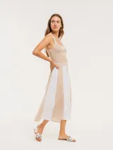 Falda midi color beige con paneles verticales blancos.