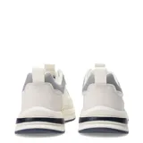 Championes urbanos Umbro modelo Jogger, color blanco con detalles en gris y suela azul marino. Presentan un diseño de paneles superpuestos, cierre con cordones grises y logo de la marca en el lateral.