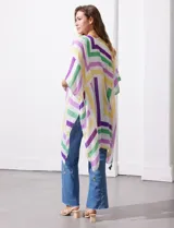 Kimono tejido con estampado a rayas verticales en tonos azul, verde y lila, con mangas amplias estilo japonés y terminación con borlas en el ruedo.