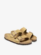 Sandalias Birkenstock Arizona color arena, con dos correas ajustables con hebillas metálicas.