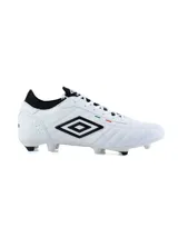 Championes de fútbol Umbro modelo Legend, color negro con suela blanca y tacos moldeados. Presenta el logo Umbro en blanco en el lateral y una pequeña bandera italiana (verde, blanco y rojo) cerca de los cordones.