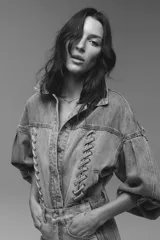Campera de denim de algodón con diseño boxy, mangas abullonadas y detalles de cordones trenzados en la parte frontal.