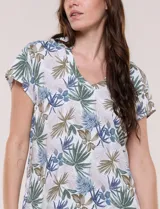 Vestido corto de lino color celeste con cuello camisero, escote en V, mangas cortas, bolsillos laterales invisibles y silueta holgada.