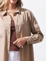 Camisa color verde oliva de lyocell, marca Cyrus. Tiene cuello con solapa, abertura central con botones, mangas 3/4 regulables con presilla y botón, y dos bolsillos delanteros aplicados.