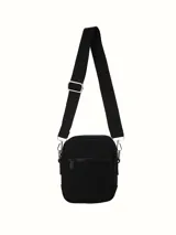 Bandolera pequeña color negro, con cierre frontal y correa ajustable con logo de la marca estampado.