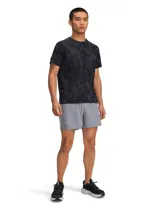 Short deportivo Under Armour modelo Launch Pro 5, de color gris, con tejido ultraligero y elástico, cintura elástica con cordón y forro interior de malla.
