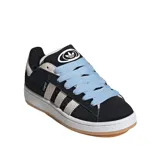 Championes Adidas modelo Campus 00s, de diseño robusto inspirado en el skate. Presentan una base de gamuza negra con las icónicas tres tiras laterales y refuerzo en el talón en color gris claro. Incluyen cordones gruesos en color celeste, entresuela blanca y suela de goma color caramelo.
