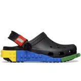 Zuecos Crocs de color negro, en colaboración con Lego, con tira trasera decorada con el logo de Lego y plataforma inspirada en bloques de construcción de colores azul, amarillo y verde.
