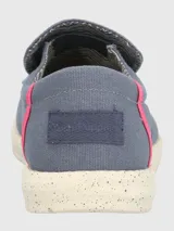 Zapato slip-on Hush Puppies modelo Gordon, de lona color azul grisáceo con suela de EVA moteada. Presenta detalles en color fucsia en el talón y forrería interior a rayas.