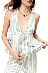 Top halter color beige y azul a rayas, con escote en V pronunciado, tirantes anchos para atar al cuello y detalle de moño ajustable en el centro del pecho. Diseño holgado con leve vuelo en el bajo.