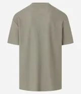 Remera color crema, de corte holgado, con cuello redondo y mangas cortas.