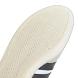 Championes Adidas Barreda Decode de estilo retro, con diseño inspirado en el calzado de fútbol. Presentan una combinación de paneles de tela blanca, refuerzos de gamuza gris en la puntera y el talón, y las icónicas tres tiras laterales en color negro. Cuentan con una mediasuela translúcida y suela de goma para mayor tracción.